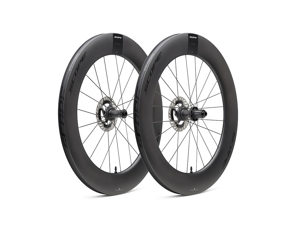 Scope R8.T Disc hjulsæt Carbon 700c 85mm fælg og Shimano body - Black decals - 2026