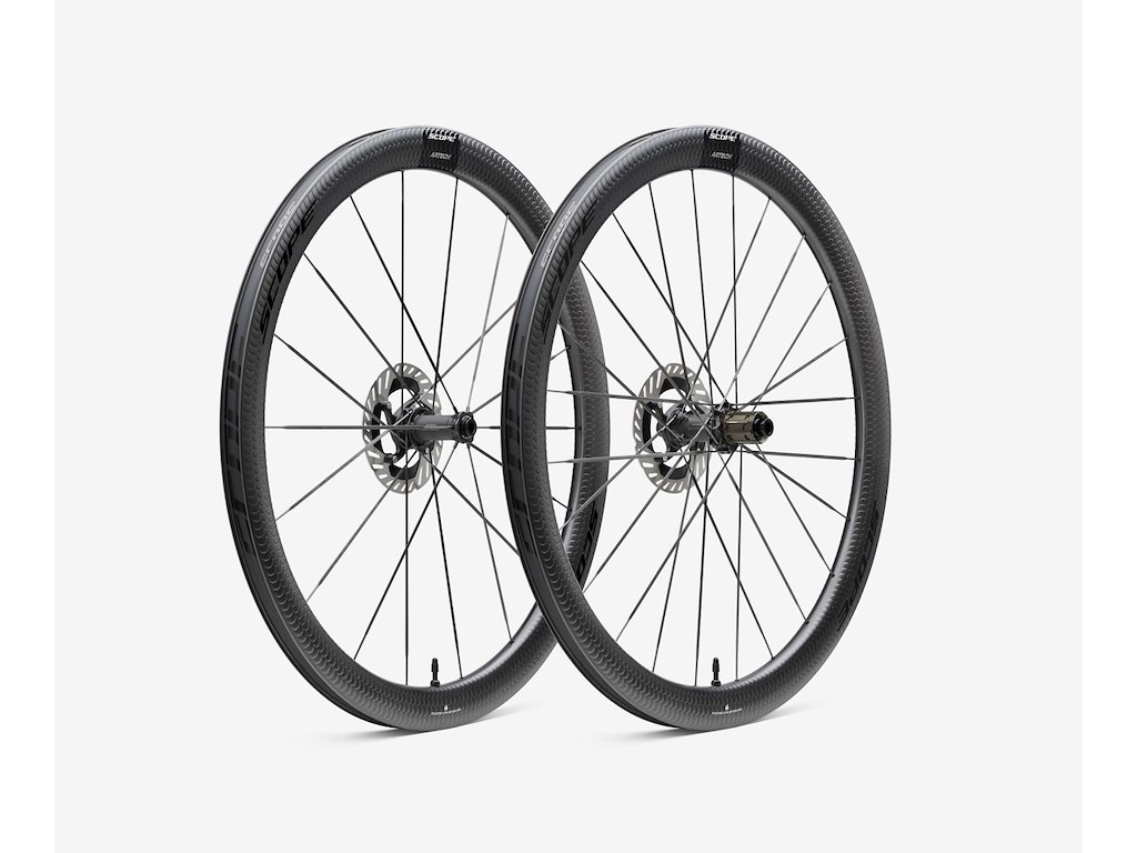 Scope Artech 4.A Disc hjulsæt Carbon 700c 45mm fælg og Sram XDR body - Black decals - 2025