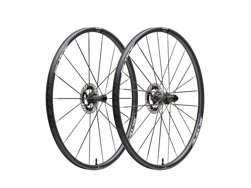 Scope Artech 2 Disc hjulsæt Carbon 700c 22mm fælg og Shimano body - Black decals - 2025