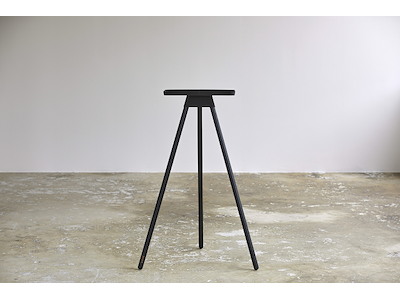 Tons Race Table - Bord Med Håndklæderholder - Smoked Oak