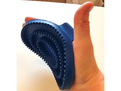 GUMMIBØRSTE BLÅ 9,5X14,5CM