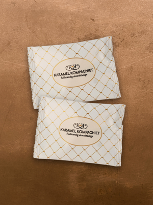 Lakrids i chokolade, én håndlavet karamelkugle