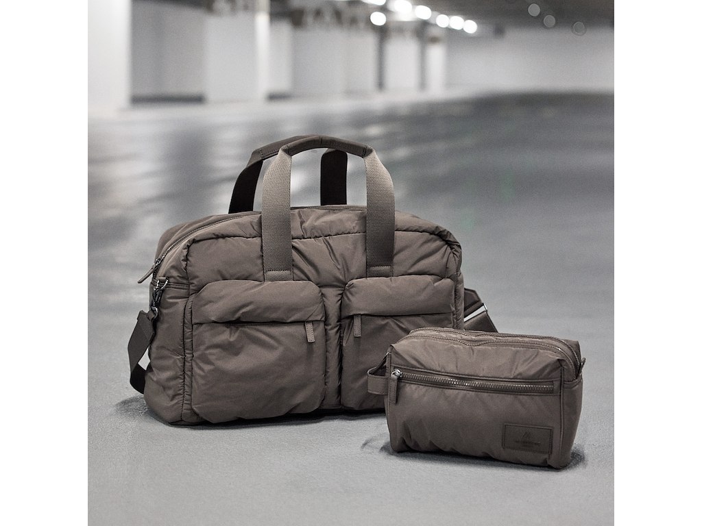 Weekendtaske og toilettaske i 100% RECYCLED POLYESTER Brun